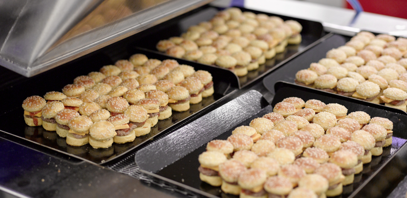 Une production en cours de bouchées burgers  sur le site Bretzel Burgard de Hoerdt en Alsace.