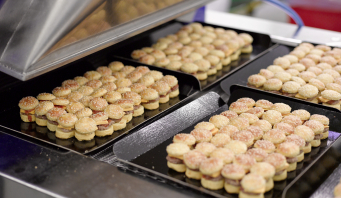 Une production en cours de bouchées burgers  sur le site Bretzel Burgard de Hoerdt en Alsace.